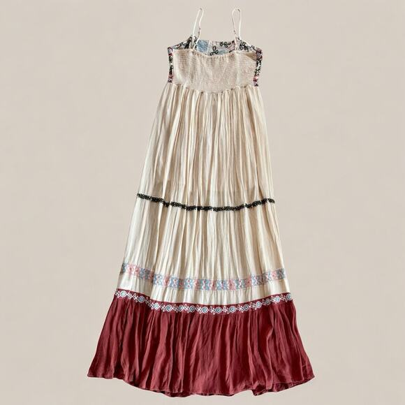 Elegant Floral Embroidered Maxi Dress - Picture 2 of 10